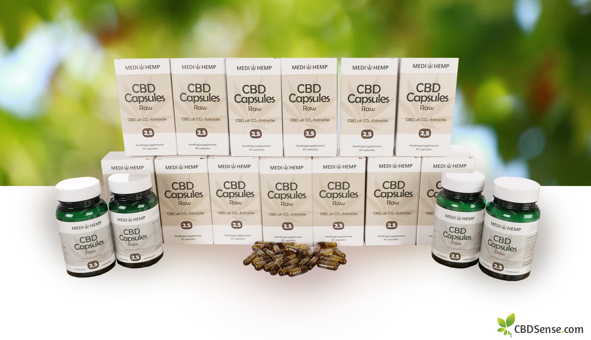 een groep flessen cbd-capsules op een tafel.