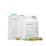 Een flesje en doosje Cibdol 40% CBD capsules (66,6 mg - 60 stuks), gelabeld als full spectrum, met drie capsules aan de voorkant.