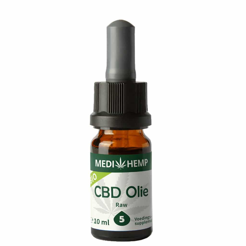 Een fles Medihemp CBD Olie RAW 5% op een witte achtergrond.