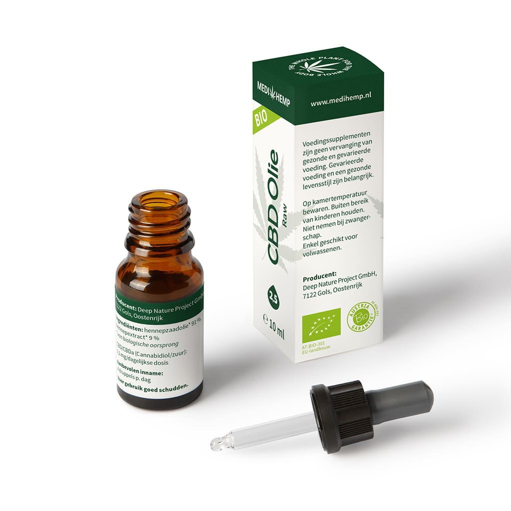 Een flesje Medihemp CBD Olie RAW 2,5% met daarnaast een druppelaar.