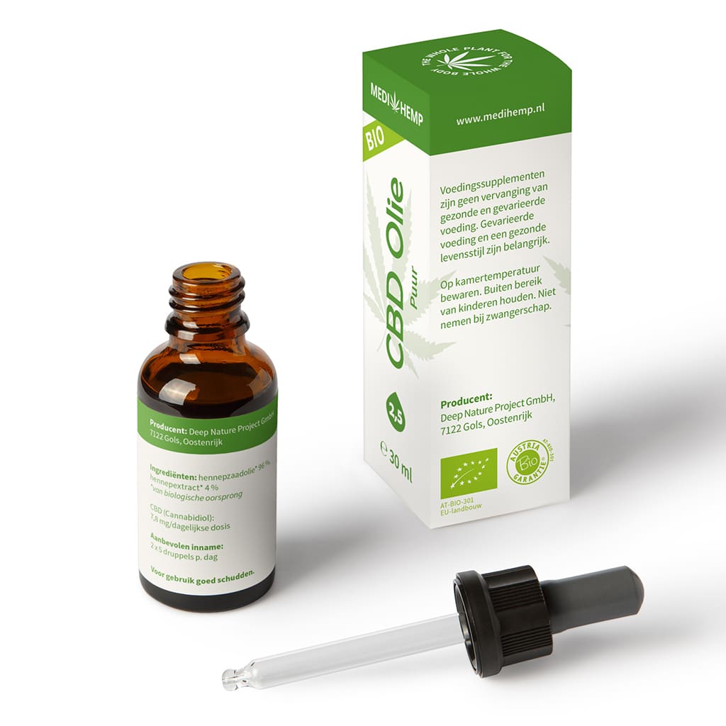 Een flesje Medihemp CBD Olie Puur 2,5% (30ml) naast een flesje Medihemp CBD Olie Puur 2,5% (30ml).