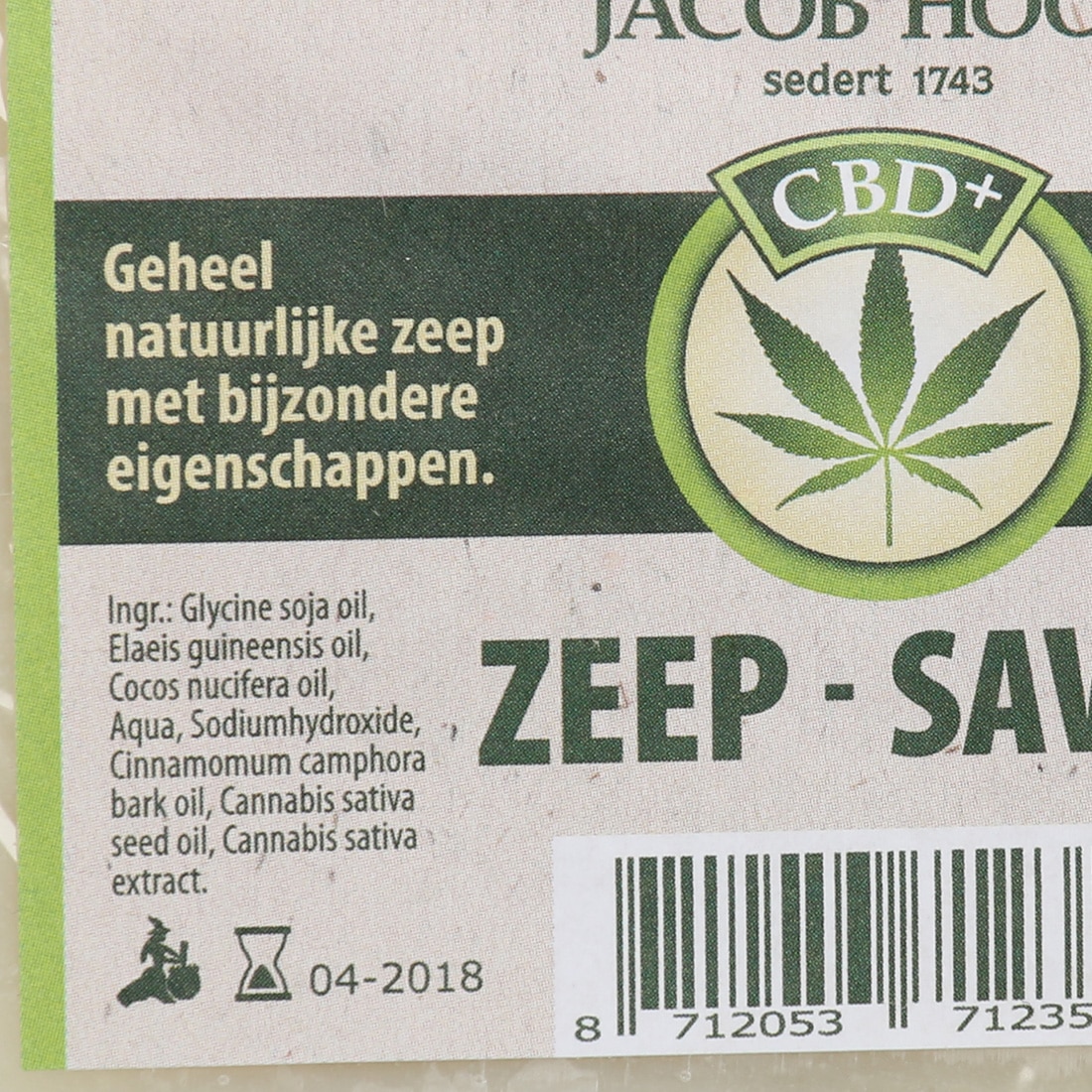 Een label voor Jacob Hooy CBD zeep met een wietblad erop.