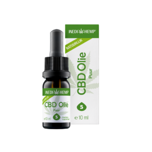 Een flesje CBD-olie naast de verpakking, met het label "Wedihemp CBD Olie Puur 5%", met een volume van 10 ml en de aanduidingen 'Natuurlijk' en 'Voedingssupplement' op de doos.